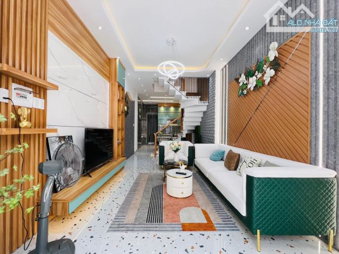 Nhà đẹp 54.6m2 ngay Đường Số 5, Thủ Đức. Giá: 3 Tỷ 090. SHR, đang cho thuê 13 tr / tháng