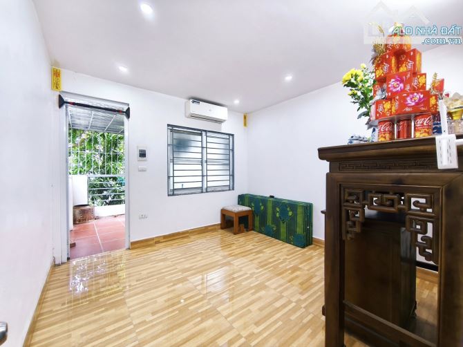 Bán nhà Vĩnh Hưng, 32m2, 3 tầng, MT 3,2m. Ngõ ô tô. Nhà đẹp full nội thất. 4 tỷ