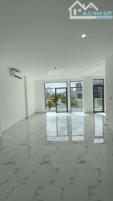 Tòa nhà văn phòng đường Nguyễn Sinh Sắc, giá thuê 40tr/tháng