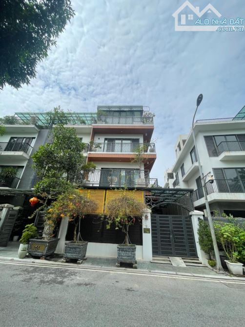 BÁN NHÀ NGUYỄN VĂN HUYÊN- 100M2, MẶT TIỀN 6.2M- Ô TÔ, CÁCH PHỐ 10M- GIÁ 22.5 TỶ