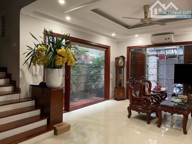 Bán nhà phố Lý Nam Đế, 3 thoáng, phân lô, ô tô tránh, 66m2 , MT5m, 5 tầng hiện đại.