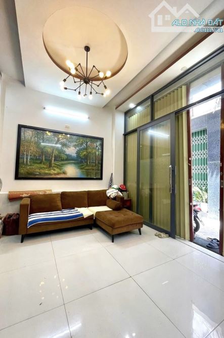 CHUYỂN NHƯỢNG NHÀ 3 MÊ 40m2 N:5,17m, HẺM CẠN SAU MẶT TIỀN MỘT CĂN THANH NIÊN, QUI NHƠN.