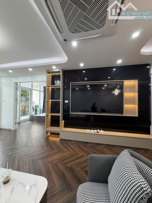 Bán căn hộ chung cư Văn Phòng TW Đảng Đội Cấn, Ba Đinh 90m, 3 ngủ, giá 8.5 tỷ