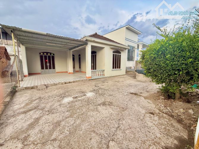 Bán lô đất đẹp Diên Sơn ngang 10m 
Diện tích : 220m2 Giá : 1ty9 lh e Số chứng chỉ: đang