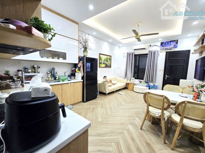 Bán Gấp 36m2, Lạc Long Quân, Ô Tô Đỗ Cửa, KD, Chỉ 10.4 Tỷ