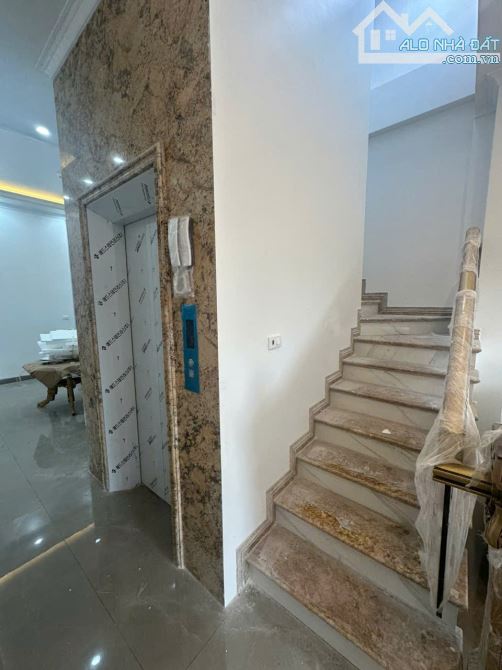 Bán nhà cao tầng thang máy xây mới mặt đường Tôn Đức thắng gần chợ An Đồng - DT 64m
