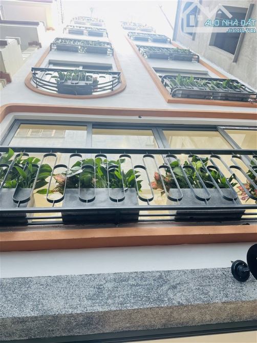 Bán căn hộ dịch vụ, đường Liễu Giai, 106m2, MT6m, gần phố, ô tô đỗ cửa, 9 tầng hiện đại.