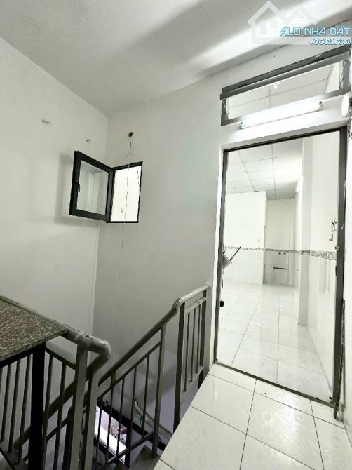 B.ÁN NH.À đường 3/2,P8.Q.10. Vị trí nhà rất trung tâm,thông tứ phía ra nhiều đường,thông r