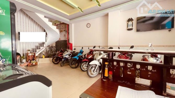 Bán gấp Khách sạn 18 phòng ngay siêu thị Go Dĩ An, DT 100m2 (5 x 20) giá 15 tỷ
