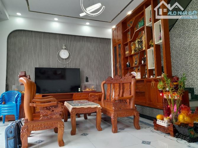 NHÀ ĐẸP - HẺM XE HƠI – KHU AN NINH - DÂN TRÍ CAO - SÁT MẶT TIỀN - 82M2 - 11.2 TỶ