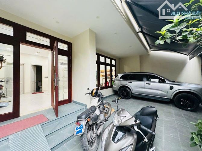 Bán nhà Xuân La, Tây Hồ, 138m2*5 Tầng, Mặt Tiền 10.2m, Lô Góc, Thang Máy, Gara ô tô