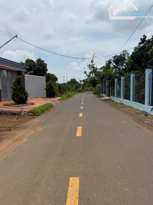Đất long tân đất đỏ gần biển , sau lưng chợ