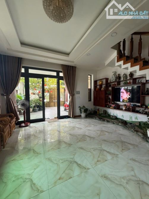 BÁN CĂN GÓC 2 MẶT TIỀN 4 TẦNG , ĐƯỜNG RỘNG 13m , SỔ HỒNG RIÊNG