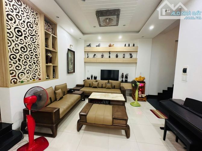 Vị trí hiếm có khó tìm, nhà 4 tầng chỉ sau lưng nhà mặt tiền đường Trần Phú, gầnThái Phiên