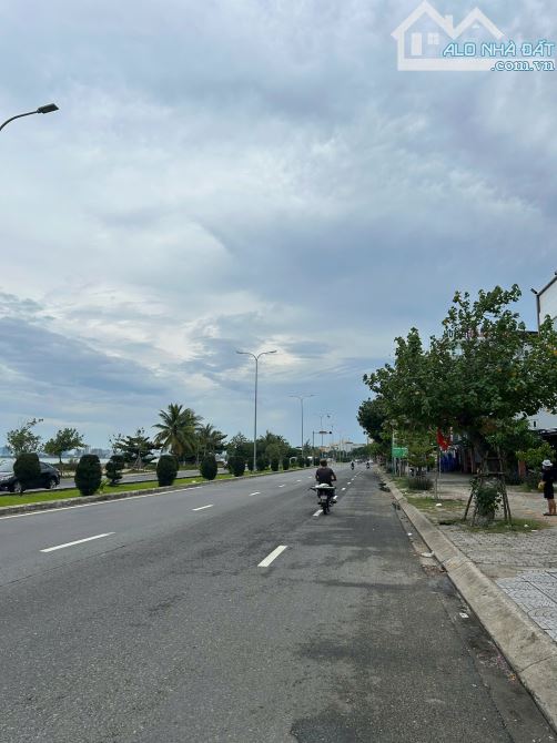 BÁN ĐẤT MẶT TIỀN ĐƯỜNG  BIỂN NGUYỄ TẤT THÀNH