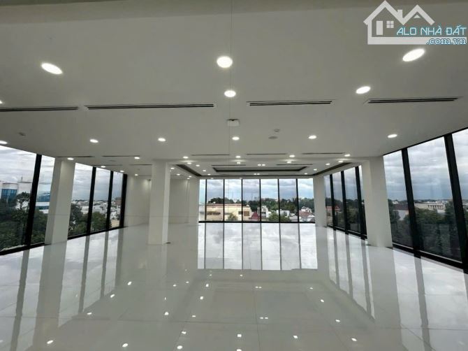 Cho thuê tòa nhà mới đẹp tổng diện tích 1300m2 góc 2 mặt tiền đường Nguyễn Ái Quốc