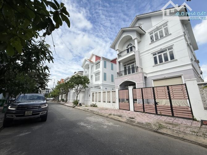 Biệt Thự Compound VIP Thủ Đức – 270m², 3 Tầng + Áp Mái, 4 Mặt Thoáng