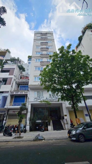 1 đời chủ. Bán gấp nhà mặt tiền Cô Giang, Quận 1. DT: 120m2 (9x13m), 2 mặt tiền, hầm 8 tần