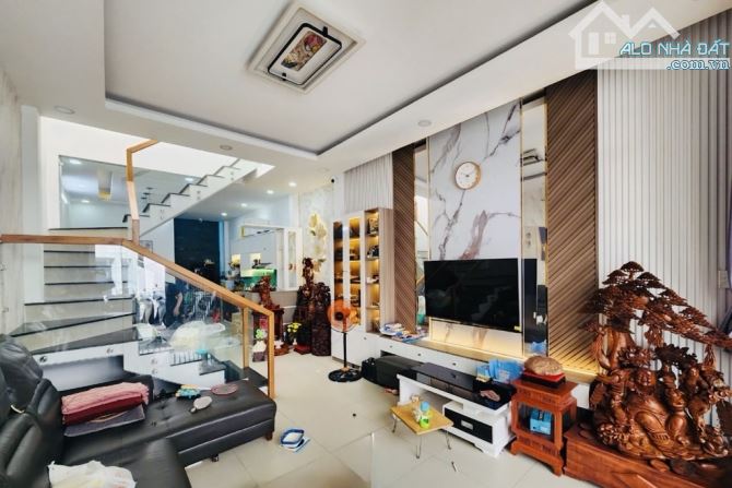 Bán nhà GV gần công viên Làng Hoa - Gò Vấp 60m2. 2 tầng, 2 phòng ngủ.