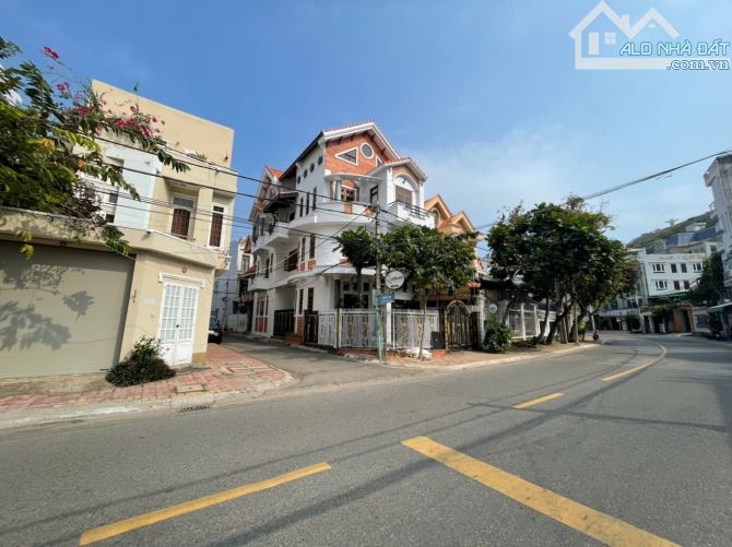 CẦN BÁN NHÀ GÓC 2 MẶT TIỀN PHAN CHU TRINH CÁH BIỂN BÃI SAU 400M VỊ TRÍ DU LỊCH