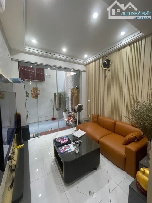 Bán nhà Minh Khai, Hai Bà Trưng 33m x 4 Tầng, giá 7.4 tỷ. Nhà mới,gần phố,sân riêng hiếm