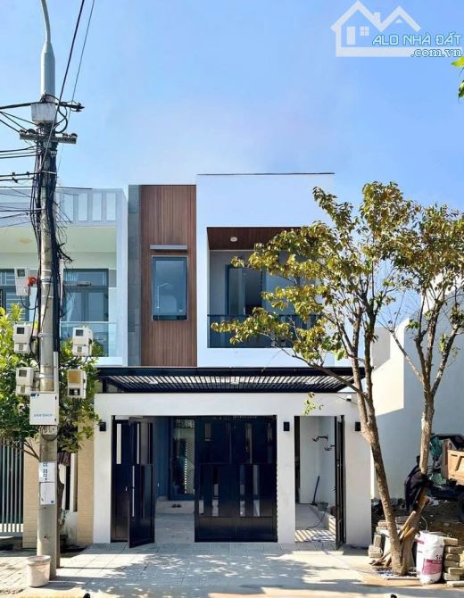 Nhà ngộp, vị trí mặt tiền kinh doanh, đường 8m, 100m2 sổ riêng ODT, 2tỷ150.