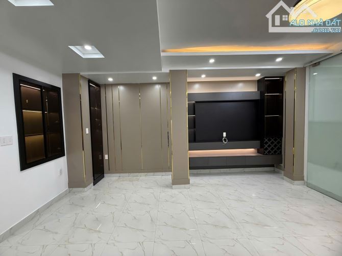 Siêu phẩm Lê Lai nhà mặt ngõ kinh doanh buôn bán ô tô đỗ cửa