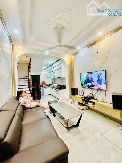 NHÀ ĐẸP ĐƯỜNG LÁNG - 5 TẦNG x 35M2 -MT 3.3M-FULL NỘI THẤT,GIÁ CHỈ8.5 TỶ