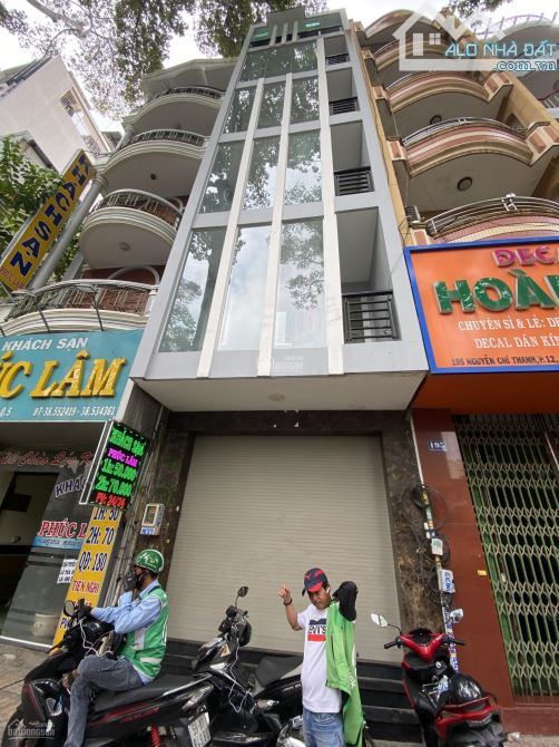 Nhà 6 tầng thang máy (4,5x18m). 13 phòng. HDT 45tr/tháng ngay  Hoàng Văn Thụ - 15,5 tỷ