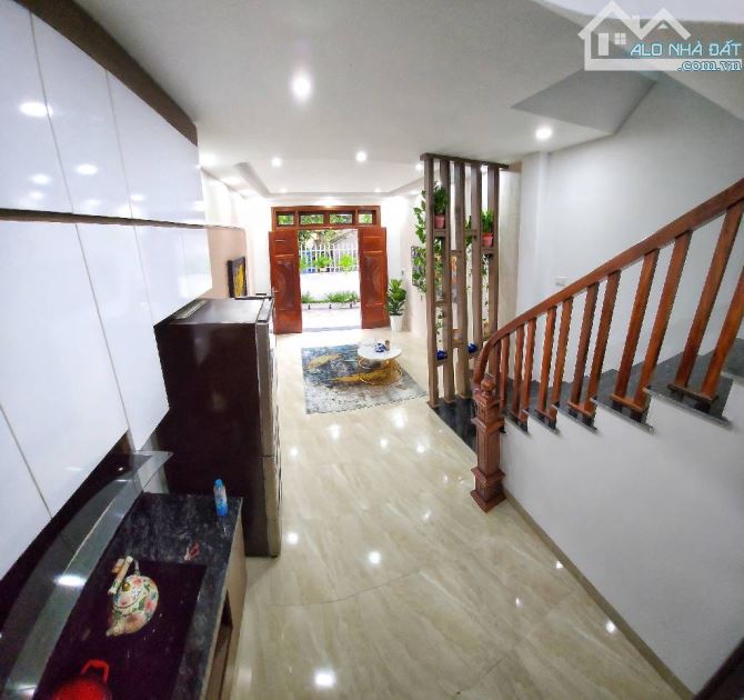 NHÀ PHỐ TRẠM - THẠCH BÀN  - THOÁNG SÁNG - NGÕ NÔNG - 20 M RA Ô TÔ TRÁNH - TIỆN ÍCH- Ở SƯỚN