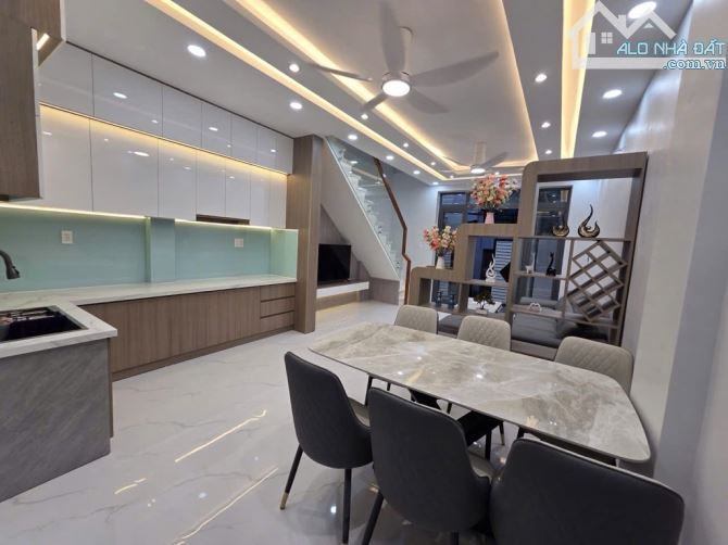 NHÀ ĐẸP ,HUỲNH TẤN PHÁT ,QUẬN 7 , DT: 105 M2 ,GIÁ :8,2  TỶ