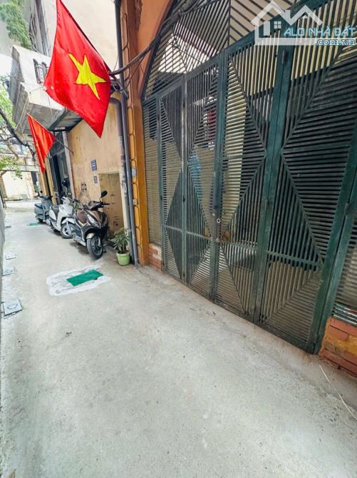 Bán nhà phố Vũ Hữu, 34m2, 4 tầng, nhà dân xây, sổ đẹp, cách vài bước chân ô tô đỗ giá 7.9t
