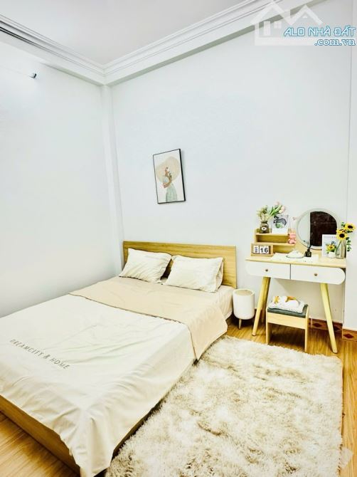 Bán nhà Kim Giang 36m2 3 tầng mt 4m giá 6,9 tỷ. Nhà đẹp , oto đỗ cửa.