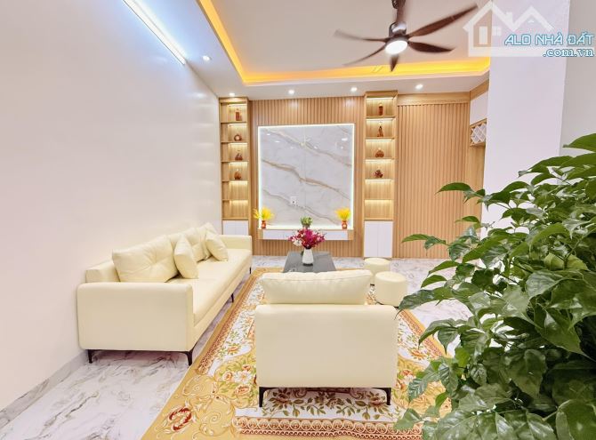 Bán nhà Phố Trạm, Long Biên 36m2, 4 tầng, mt 6m, ô tô đỗ gần, 6.8 tỷ
