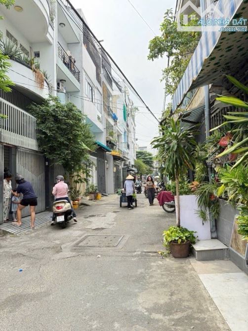 Bán nhà 5 tầng BTCT đường Trịnh Đình Trọng phường Hoà Thạnh quận Tân Phú