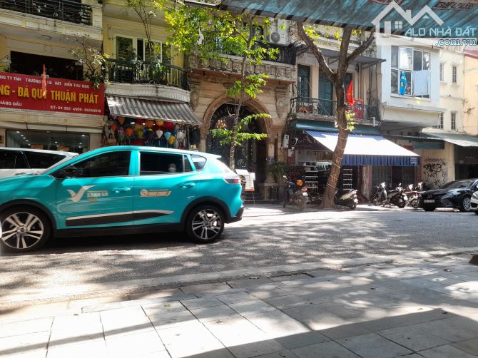 Bán nhà mặt phố Hàng Dầu, Hoàn Kiếm - Lãi 989 tỷ - DT 461m2, Mặt tiền 15,2m, Giá 319 tỷ TL