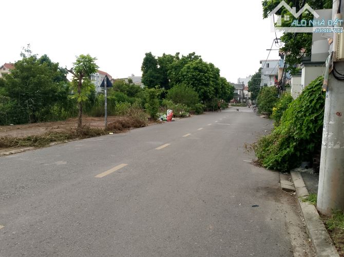 DIỆN TÍCH RỘNG - MẶT TIỀN ĐẸP - CHIA LÔ - Ô TÔ 16 CHỖ - 2