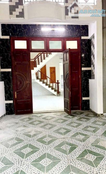 SIÊU PHẨM 2 TẦNG HẺM XE HƠI (TTT) HÓC MÔN SAU LƯNG CHỢ THỚI TỨ HÓC MÔN. - 1