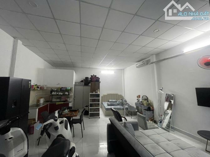 Nhà bán hẻm nhựa rộng 6m, xe ô tô ra vào thoải mái - 1
