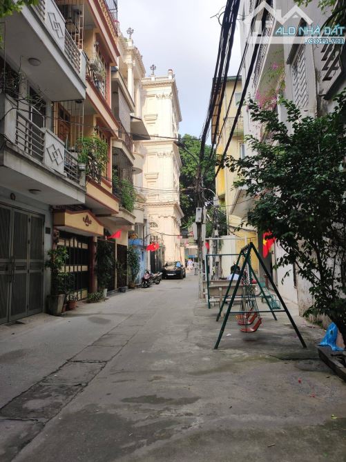 Bán nhà khu vực Phan Chu Trinh, DT 136m x 3 mặt tiền, mặt tiền 9m, gara ô tô, 75 tỷ - 1