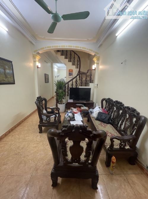 Nhà rẻ ở gần trung tâm thương mại - 1