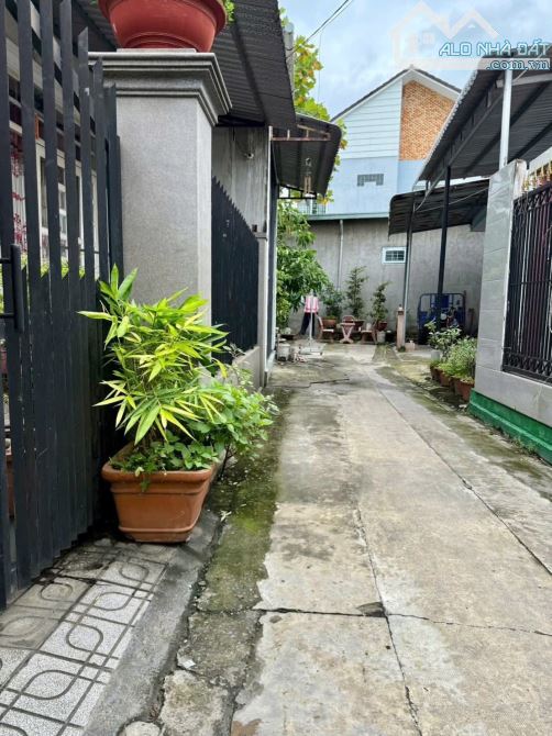 NHÀ CHÁNH NGHĨA  1 trệt + 1 lửng, gồm 3 phòng ngủ  Đường ô tô 4 chỗ tới nhà - 1