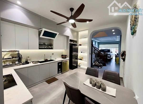 PHÂN LÔ Ô TÔ VÀO NHÀ KINH DOANH ĐỈNH THANG MÁY KÍNH NỘI THẤT CAO CẤP - Ở NGAY ! - 1