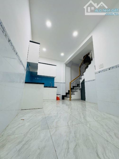 2 tỷ hơn, có nhà mới 3 tầng sát mặt tiền Âu Cơ, 25m2 x 3 tầng, hẻm 3m trước nhà - SHR, chí - 1