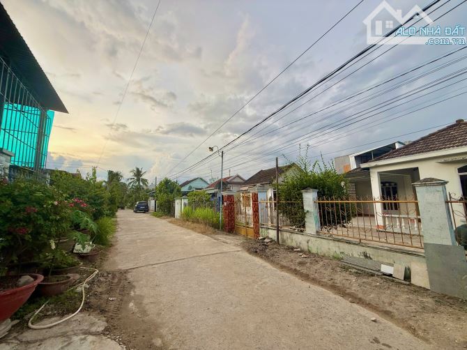 Bán lô đất đẹp Diên Sơn ngang 10m 
Diện tích : 220m2 Giá : 1ty9 lh e Số chứng chỉ: - 1