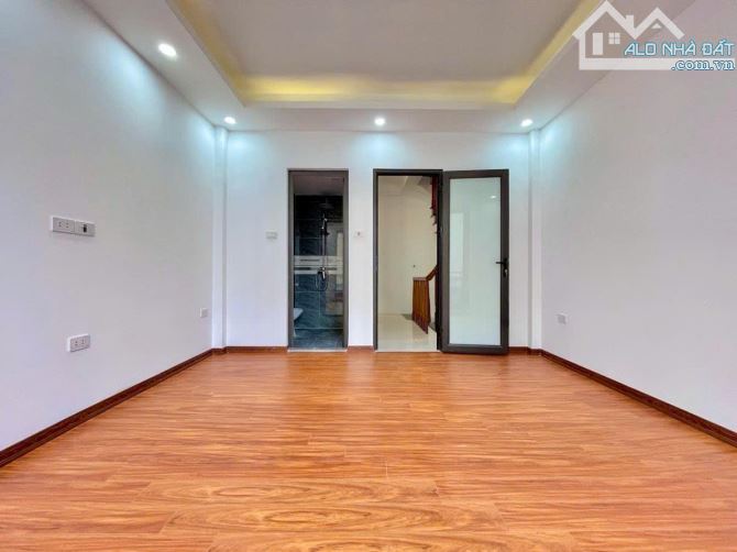BÁN NHÀ KHU KIM ĐỒNG, Ở LUÔN,SÂN CỔNG, Ô TÔ ĐỖ CỔNG, THANG MÁY, 40M2 GIÁ CHỈ 8,9 TỶ - 1