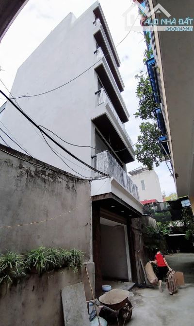 Bán nhà Nguyễn Lam-6 tầng thang máy-mới tinh- oto tận cửa.