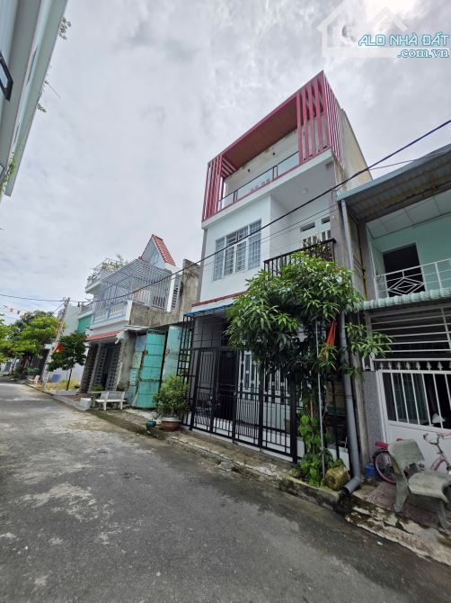 3,8Tỷ TL🔥Bán nhà 1 Trệt 2 Lầu Ngang 5,3m_Gần chợ 434 chỉ 200m, p.Bình Hòa, Tp.Thuận An - 1