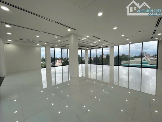 Cho thuê tòa nhà mới đẹp tổng diện tích 1300m2 góc 2 mặt tiền đường Nguyễn Ái Quốc - 1