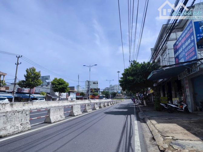 Bán đất mặt tiền Nguyễn Tất Thành ngang 15m 300m2 giá tốt - 1